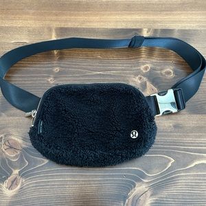Everywhere belt bag 1L fleece